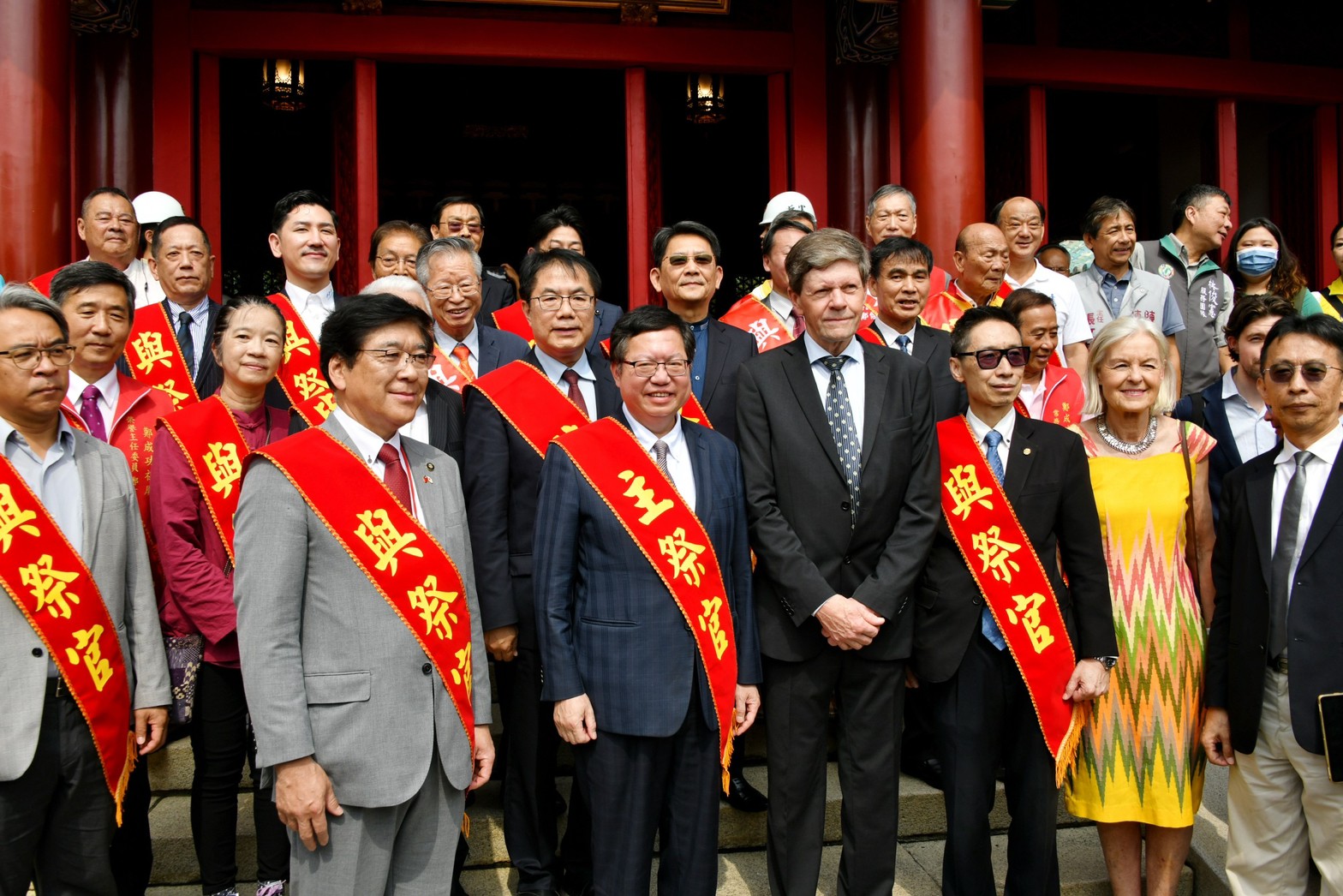 行政院副院長鄭文燦(左2)28日出席明延平王鄭成功來臺363週年中樞祭典。左3就是荷蘭據台末代長官揆一的後代Michael Coyet。圖/行政院提供