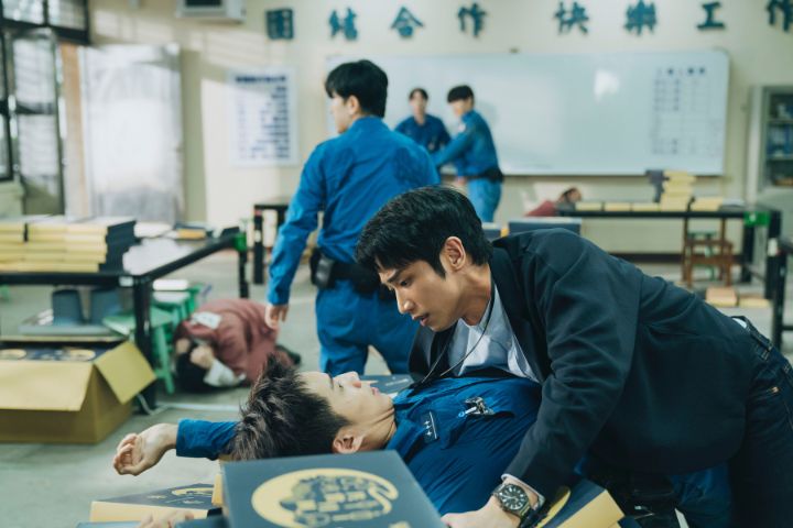 劉以豪初相識戲就壓倒陳澤耀！笑喊：「你壓到我下面了！」越鬥越有愛。圖/愛奇藝國際版、壹壹影業提供