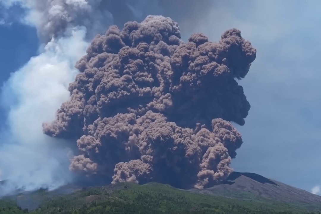 義大利埃特納火山壯觀大噴發　遊客竄逃幸無人傷