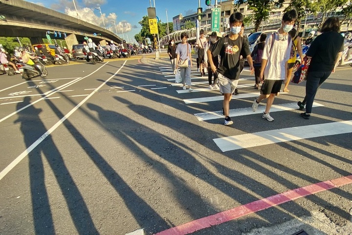近期天氣仍是炎熱潮濕，外出請小心。圖/取自中央社