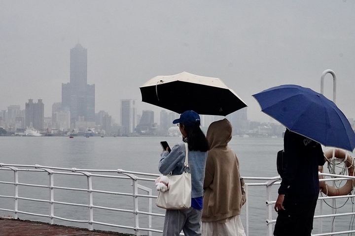 鳳凰今發陸警周三通過台灣　東北季風及外圍環流共伴東半部嚴防豪大雨
