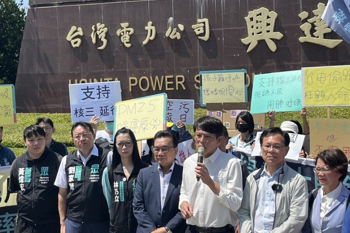 民眾黨主席黃國昌（前右3）27日帶黨籍立委、黨內幹部至興達電廠考察，並於活動前在廠外開記者會，現場有數十名支持者高舉「台電偷跑、罔顧人命」、「支持核三延役」等標語。圖/中央社