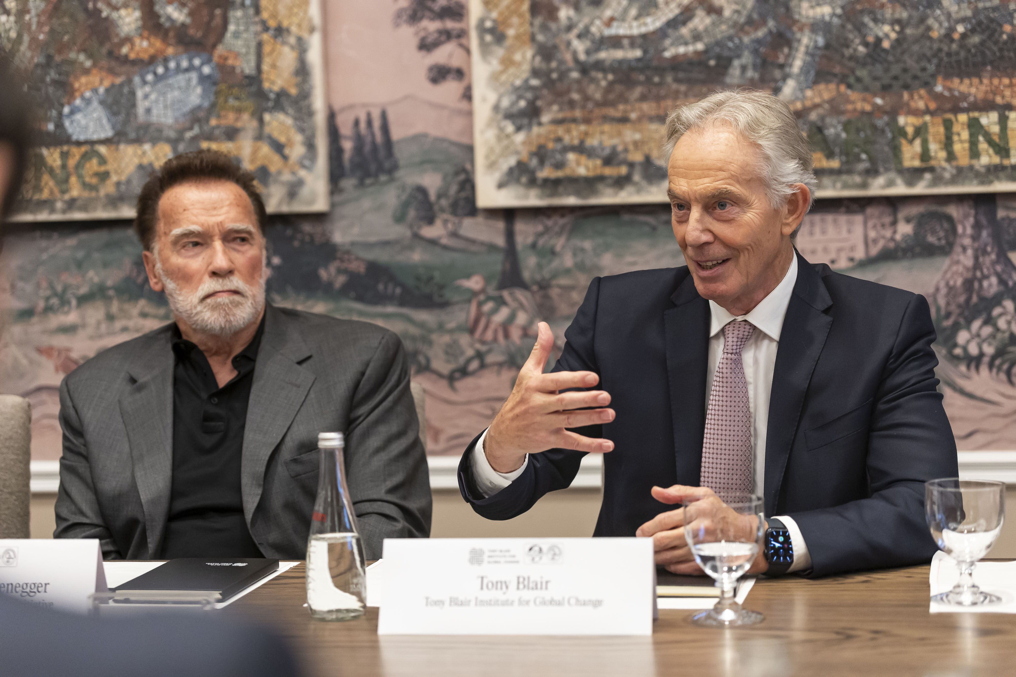 英國前首相布萊爾（右）退休後也不斷為以巴事件奔走，不過其過去一些言論引發爭議，在調解事件上毀譽參半。圖左為前好萊塢影星、前加州州長阿諾史瓦辛格。圖／取自 Tony Blair Institute for Glob X