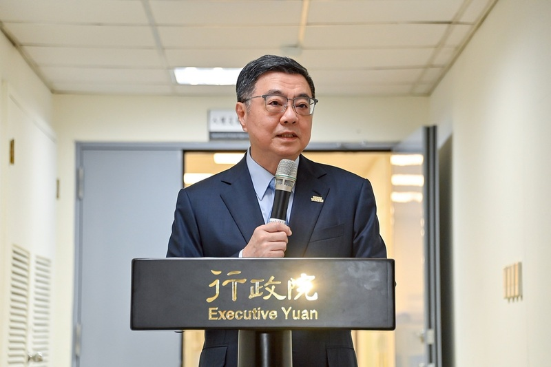 　行政院「強化民主韌性專案辦公室」17日揭牌，行政院長卓榮泰致詞。圖/中央社