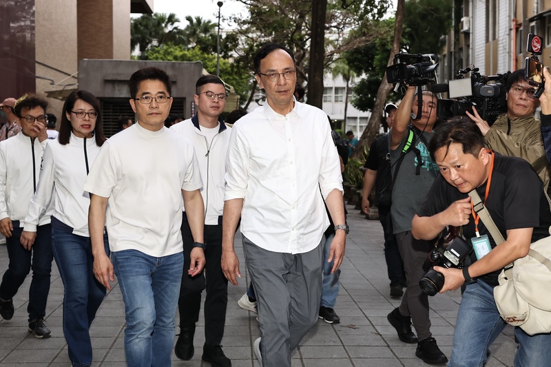 台北地檢署聲押國民黨台北市黨部主委黃呂錦茹，台北地方法院19日清晨裁定無保請回。國民黨主席朱立倫（中）接受聯訪後步行離開。圖/中央社