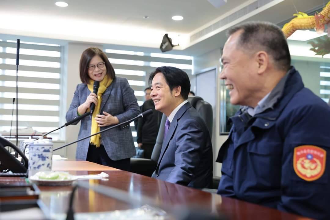 海洋委員會主委管碧玲（左）19日再次向對岸溫情喊話，並列舉海巡救助大陸民眾的15件案例。圖/取自管碧玲臉書