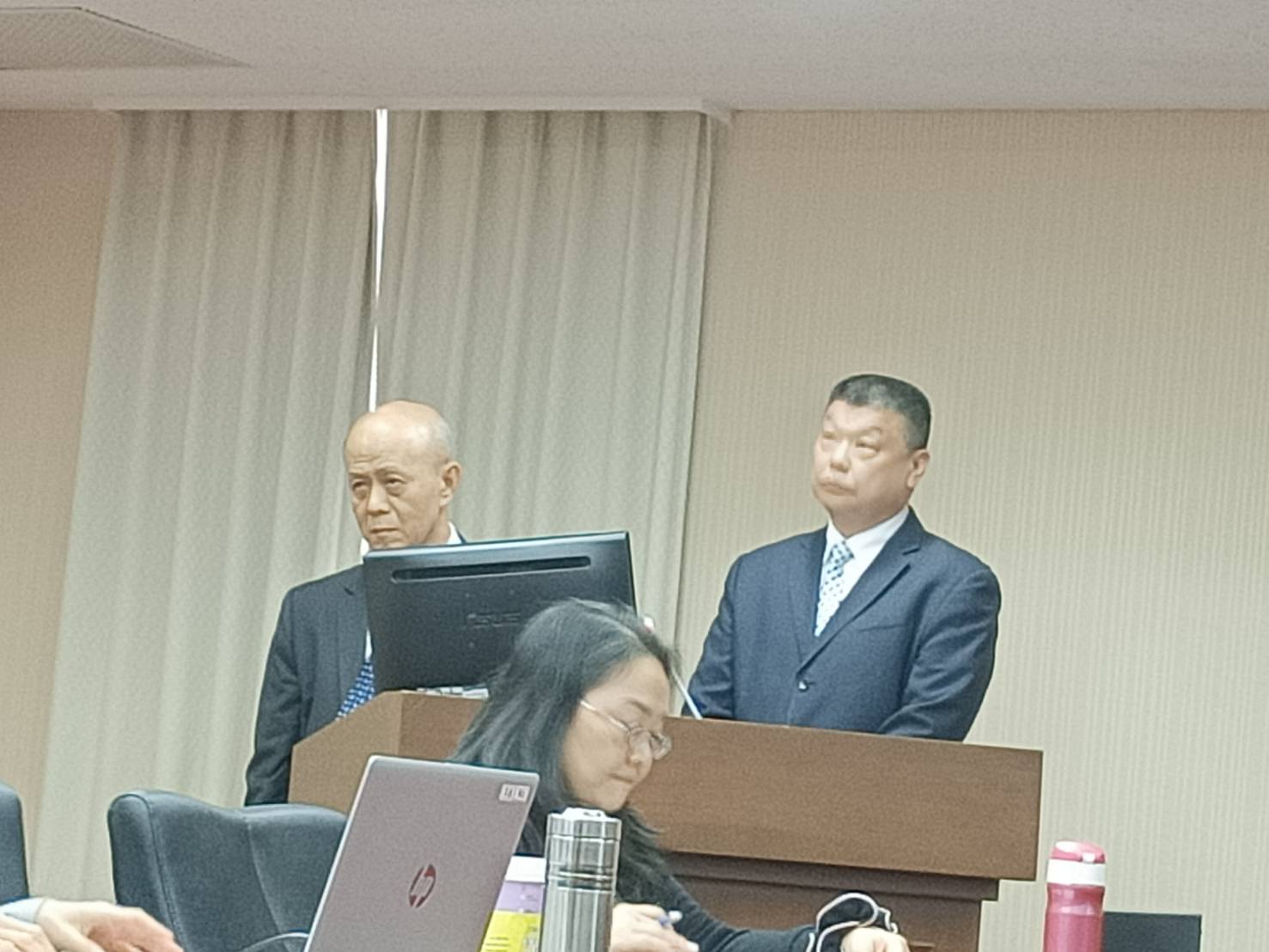交通部政務次長胡湘麟(左)與台鐵董事長杜微(右)。圖/簡立欣攝影