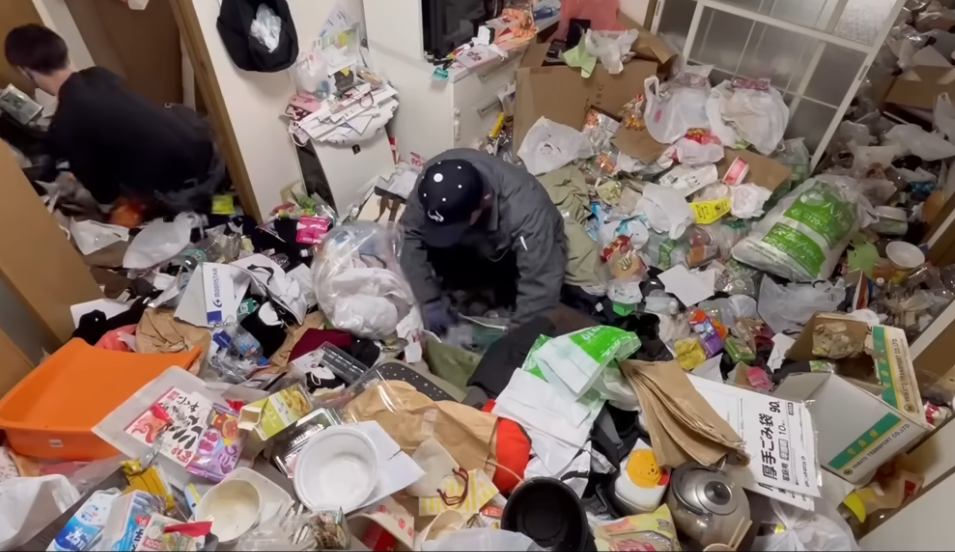 圖為日本清潔團隊「sukkirin」今年5月在另一戶住家內清理堆積如山的垃圾。非當事屋。圖/翻攝自スッキリンお片付け YouTube頻道