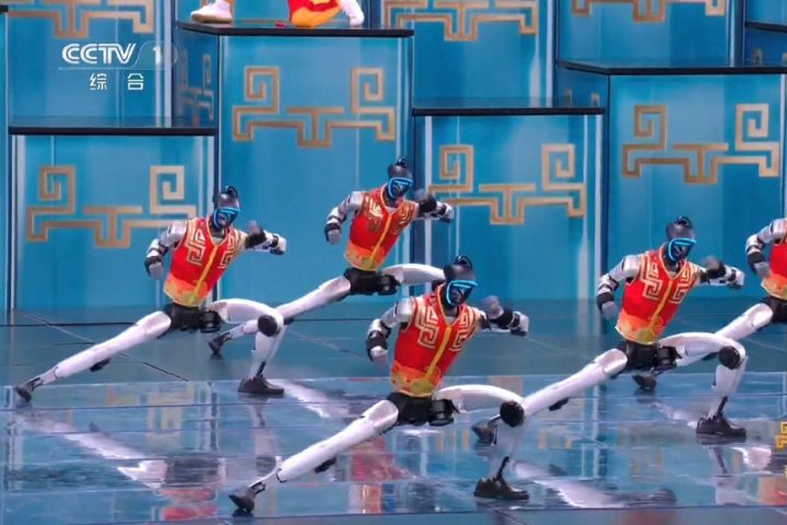  宇樹機器人不僅能完成醉拳的晃動步伐、雙節棍的回旋擊打，還包含騰空翻轉等高難度動作。圖/取自央視