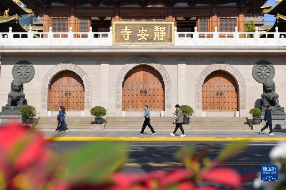 上海靜安寺維修時，將木結構的外牆改成了鋼筋水泥。圖/取自新華社