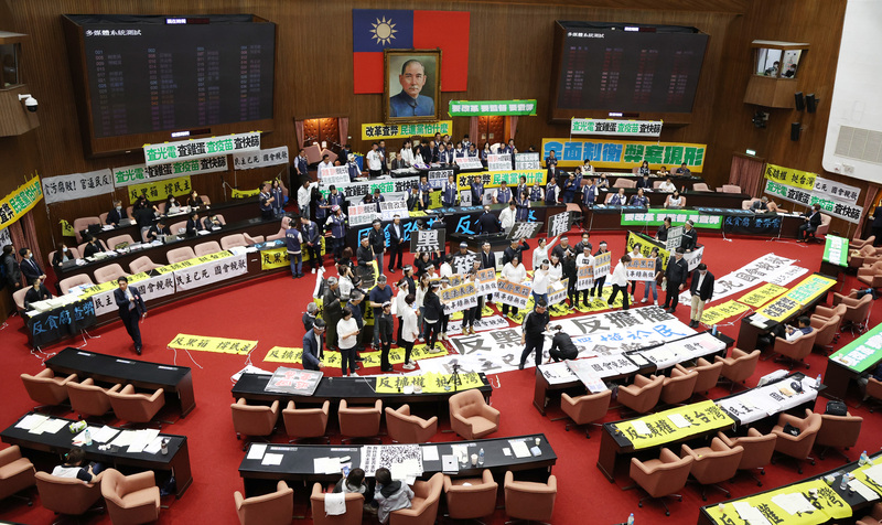 衝突不斷的國會改革五法經立法院三讀通過，6日又被行政院提出覆議，最新民調則顯示有57.3％支持國會改革。圖/中央社