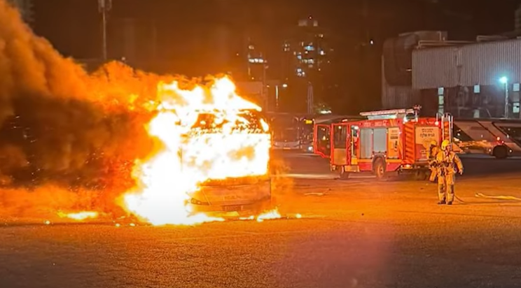 以色列大城特拉維夫附近驚傳公車爆炸，所幸無人傷亡，警方朝恐攻偵辦中。圖/翻攝自Times of India Youtube 頻道