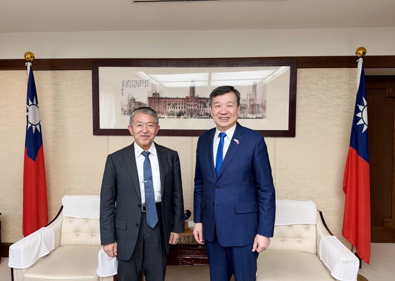 圖為去年12月17日駐日代表李逸洋接見行政院政務顧問岩崎茂(左，日本前統合幕僚長)。 圖／取自台北駐日經濟文化代表處