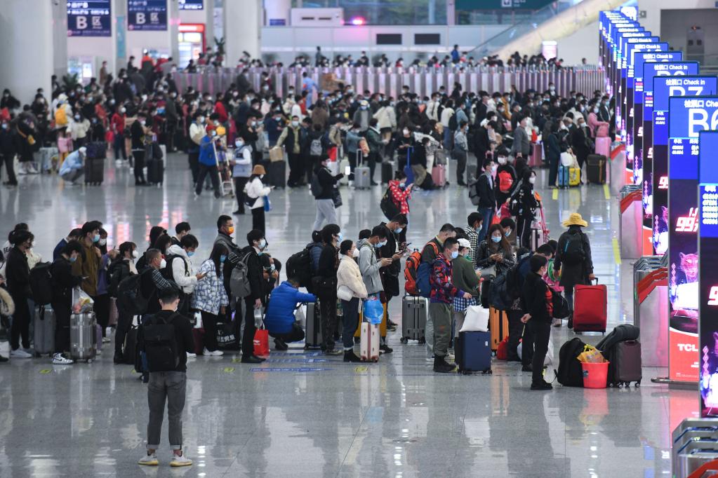 在深圳北站候車的旅客。圖/取自新華社