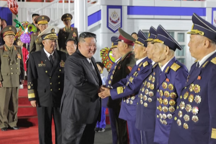 金正恩親自出席位於南浦市軍用造船廠的新型多功能「崔賢級」驅逐艦下水儀式。圖/取自