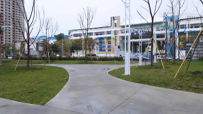 高雄市中正體育場改建，將於4月19日開放啟用，轉型成為「Kaohsiung Highline」，新規畫重點在方便民眾行走。圖／取自高雄市政府網站