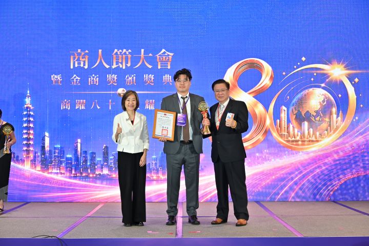 星昱實業有限公司吳昌憲董事長（中）榮獲優良商人獎、接受表揚。。圖/主辦單位提供