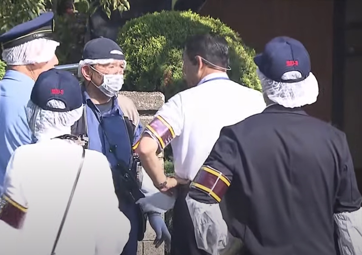 70歲的小峰洋子因不堪長期照護102歲母親的壓力，親手勒斃母親。圖為東京警方在案發地點外。圖/翻攝自ANNnewsCH YouTube頻道