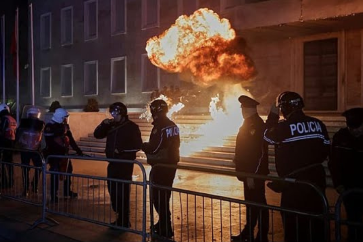 阿爾巴尼亞副總理涉貪引爆動亂　示威者怒擲汽油彈要求政府下台