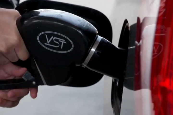 【伊朗危機】伊朗襲擊杜拜外海超大型油輪引發大火　美國油價漲破每加侖4美元