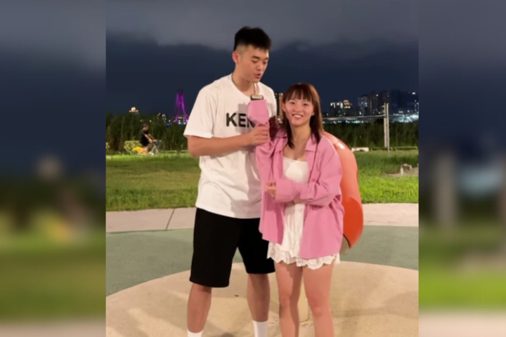 王齊麟(左)奪下金牌,啦啦隊女友陳詩媛(右)社群平台湧入大批球迷祝賀:「可以嫁了!」。圖/陳詩媛IG