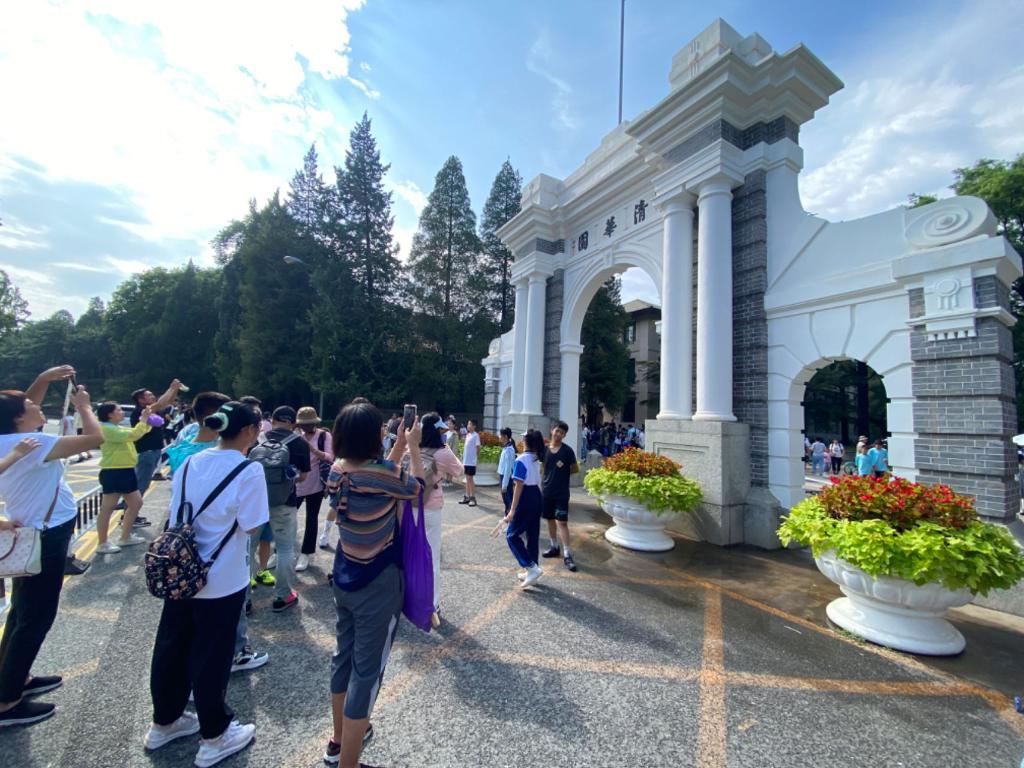 北京清華大學宣布開放台生申請。圖為清華大學校內標誌性建築二校門，取自新華社