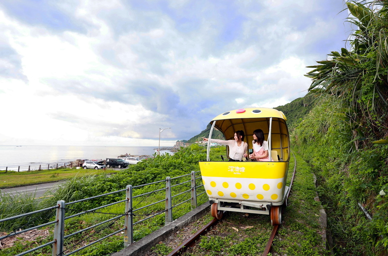 明年連假多，民眾可以先計畫旅遊行程，圖為深澳鐵道自行車推「夏夜星海」主題活動。圖/中央社