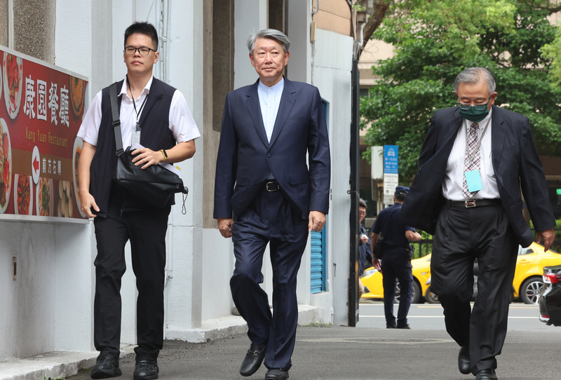 經濟部長郭智輝（中）昨天（5日）赴立院經委會報告並備詢，對核二三廠延役不持反對立場，但強調要宜修法。圖/中央社