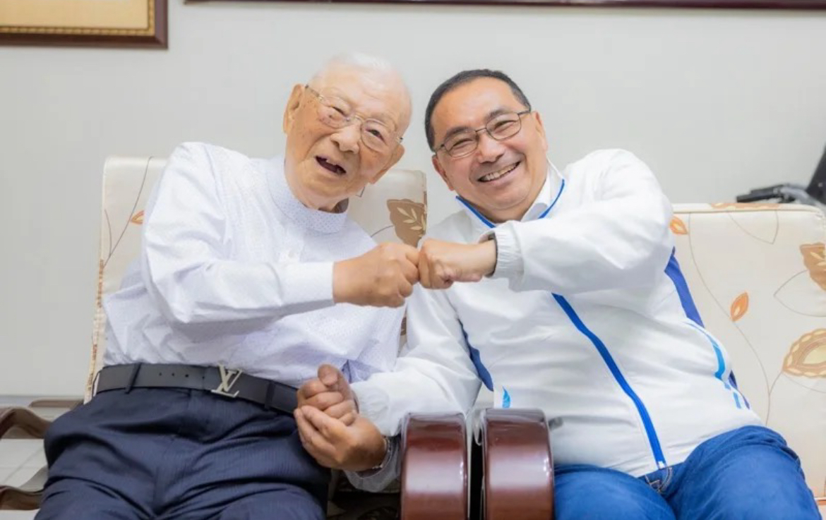 圖為新北市長侯友宜（右）拜會前退輔會主委許歷農（左）。圖/取自侯友宜臉書