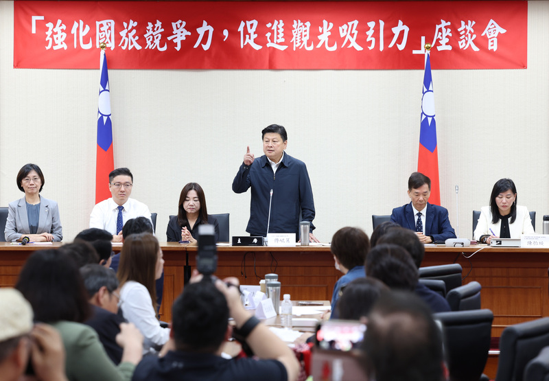 國民黨立委傅崐萁（後右3）19日在立法院舉行「強化國旅競爭力 促進觀光吸引力」座談會，邀請官方與民間代表與會交流。圖/中央社