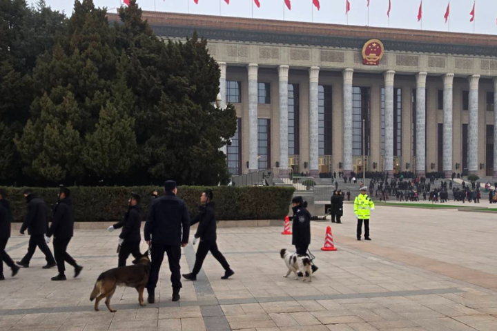 北京人民大會堂外維安人員緊密巡邏。圖/記者宋秉忠攝