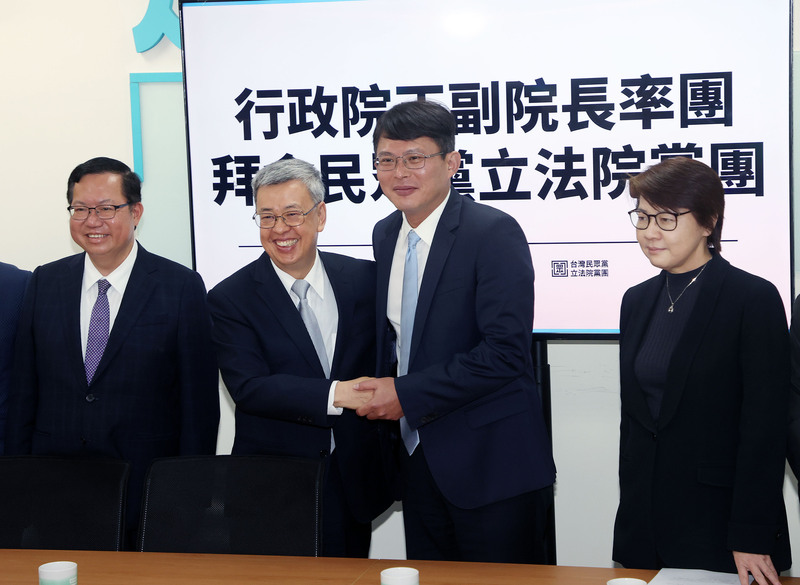 禁團令於法無據，民眾黨立委黃國昌（右2）17日質疑行政院長陳建仁（左2）在演戲。圖/中央社