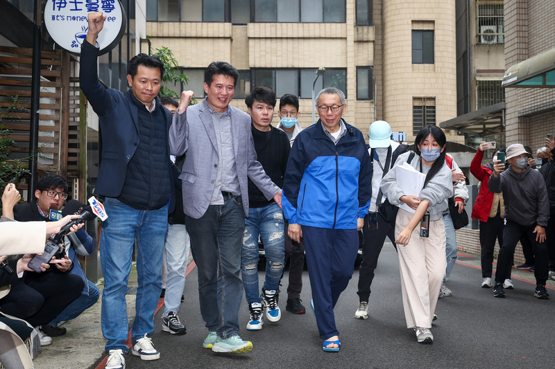 前台北巿長柯文哲（前右2）涉京華城及政治獻金案遭起訴，台北地院27日裁定新台幣3000萬元交保停押；柯文哲交保離開法院後現場大批媒體守候。圖／中央社