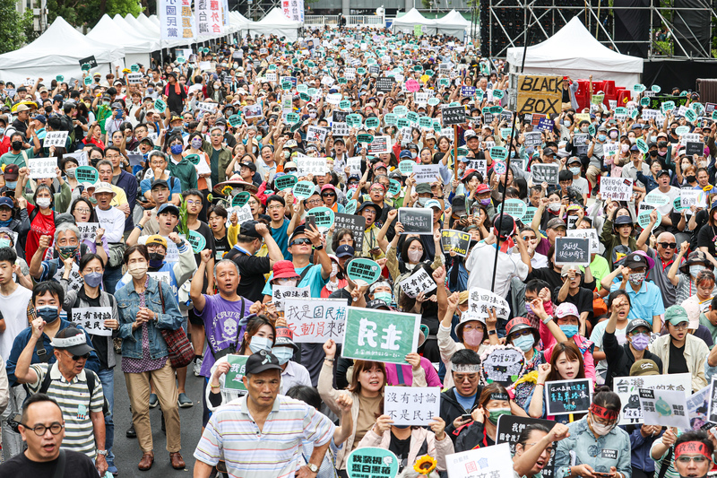 528國會改革最終篇，公民團體也發起「青鳥行動」，在民進黨的支持下包圍立院。但諷刺的是，民進黨政策會執行長王義川透露，以手機定位監控參與陳抗人士資料，引發風波。圖／中央社