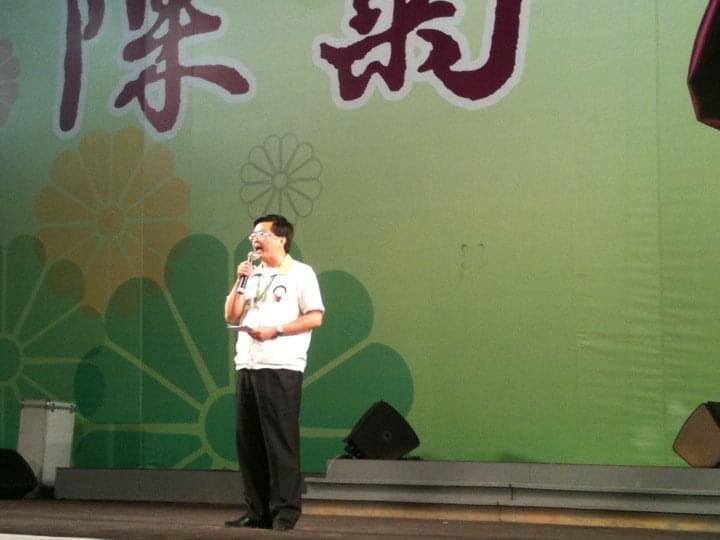 前台鹽董事長陳啟昱在律師陪同下已投案。圖／取自陳菊臉書