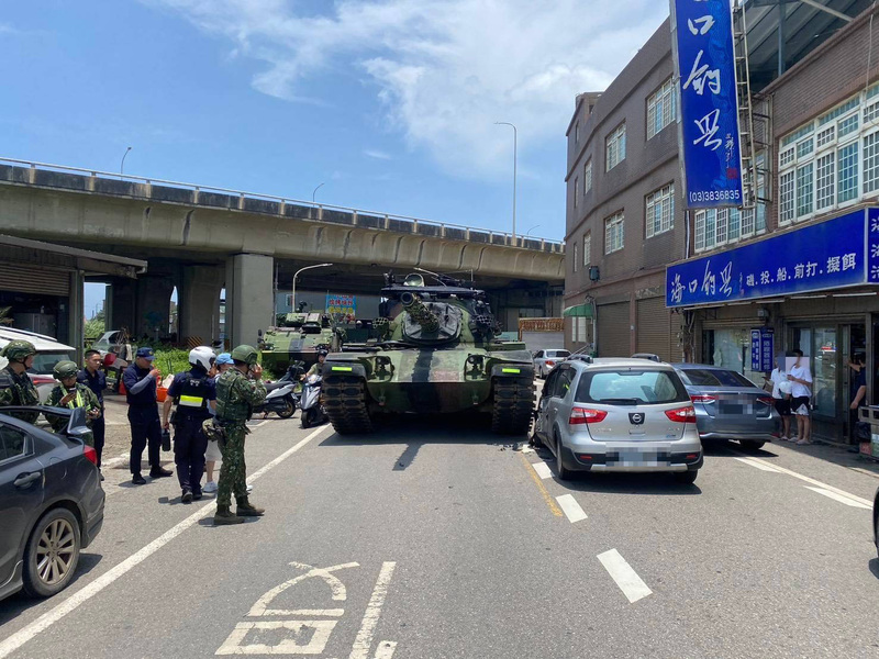 「漢光41號」演習實兵操演期間，13日上午陸軍第六軍團指揮部轄屬單位一輛CM11戰車行經桃園大園區漁港路段時，與自小客車發生擦撞，幸無人傷。 （桃園市警察局大園分局提供）圖／中央社