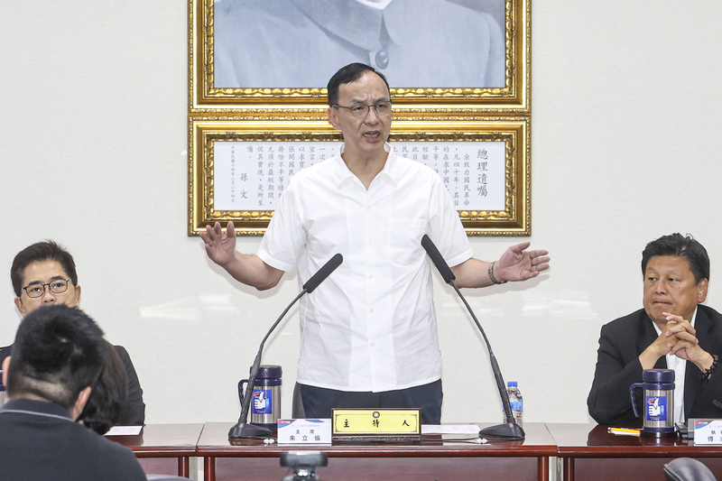 國民黨30日下午召開中常會，黨主席朱立倫（中）出席，針對823罷免投票等議題發表談話。圖/中央社
