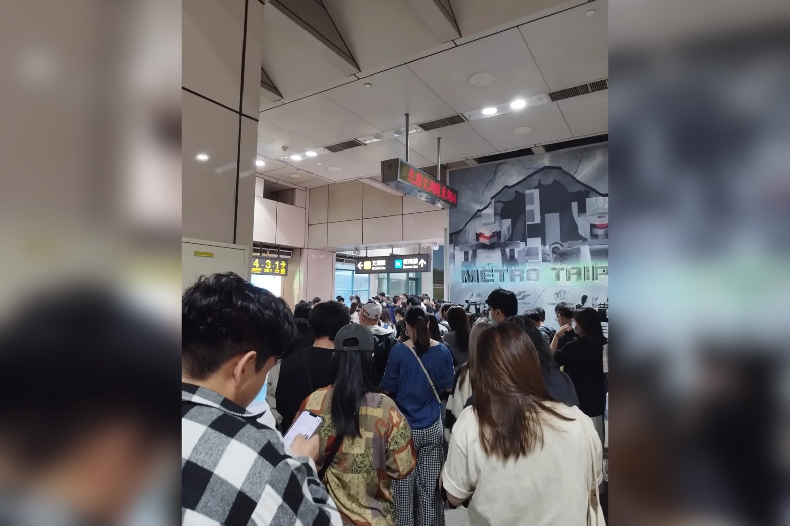 文湖線出現問題，人潮從月台擠到通行道，造成乘客動彈不得。圖/取自ssungˍso Threads帳號