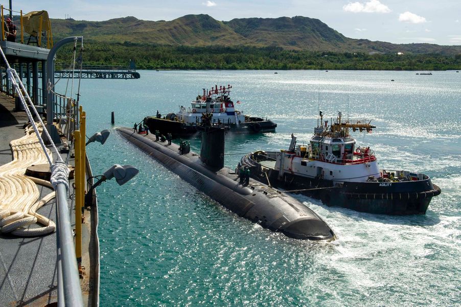 2024 年2 月8 日，洛杉磯級快速攻擊潛艇USS Springfield（SSN 761） 在停泊期間經過阿普拉港。圖/取自美國海軍官網