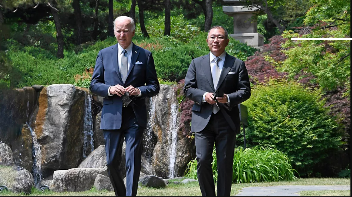 2022年5月22日，美國總統拜登（左）在韓國會見現代汽車集團會長鄭義宣（右）；鄭義宣當場宣布，除了對美國的55億美元投資計畫外，也將在未來3年內，再砸50億美元投資美國機器人產業。圖/取自現代汽車