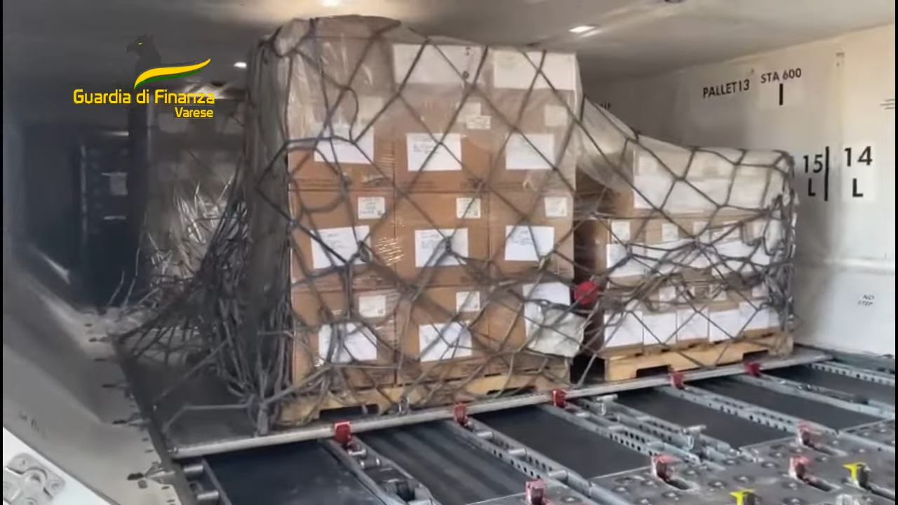 米蘭機場順利攔截中國出口製毒原料。圖/取自義大利財政衛隊官方《推特》