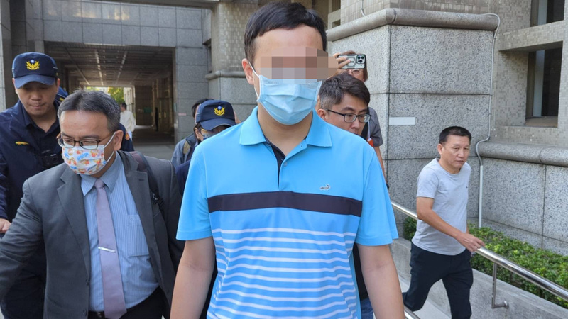 賴姓5億高中生墜亡案5日二審開庭,夏男走出法庭遭攻擊。圖/中央社