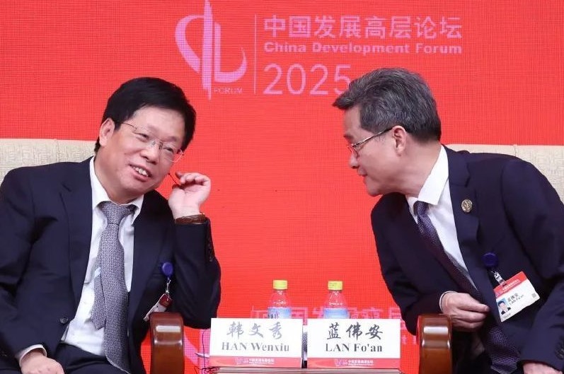 中央財經委員會辦公室副主任韓文秀(左)表示，大陸一線城市房地產市場回暖態勢明顯。右為大陸財政部長藍佛安。圖/取自中新社