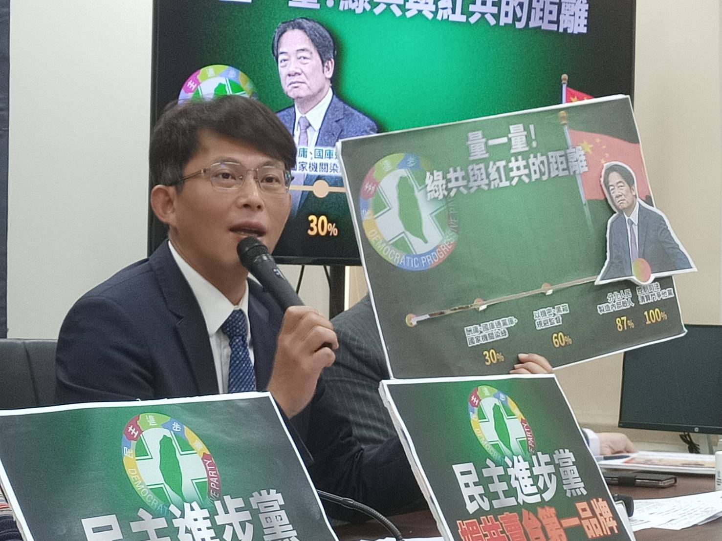 民眾黨團總召黃國昌15日表示民進黨「綠共」與中共的紅共，基本上已經零距離。圖/記者簡立欣攝
