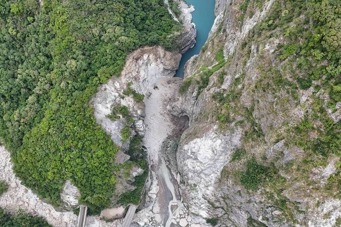 中橫公路台8線175.5公里處靳珩隧道西口因邊坡崩塌，造成立霧溪河道阻塞形成堰塞湖，有隨時溢滿潰決可能，已緊急疏散下游住戶及遊客。圖/中央社