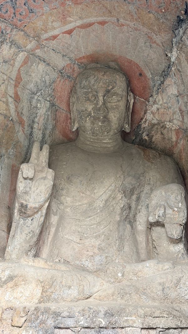 近年在網路爆紅的「比耶佛」右手部分損毀,大拇指殘缺後,意外形成宛如現代人拍照時的「V字剪刀手」,神似「比耶」動作,因此在社群平台迅速走紅。圖/記者陳素貞攝