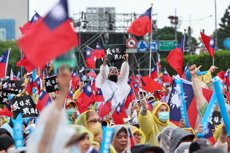國民黨26日舉行「反綠共、戰獨裁 凱道一起站出來！」集會活凱道集會，25萬民眾參與，聲勢浩大。圖/中央社
