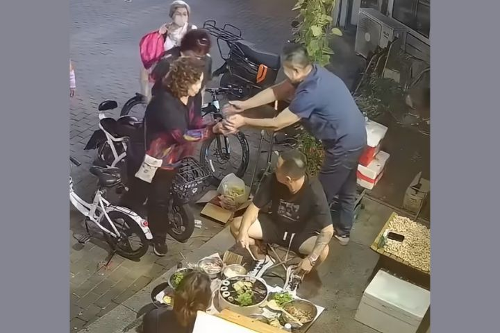 台灣遊客問花生能買嗎？丹東店家暖喊「台灣同胞　免費送！」