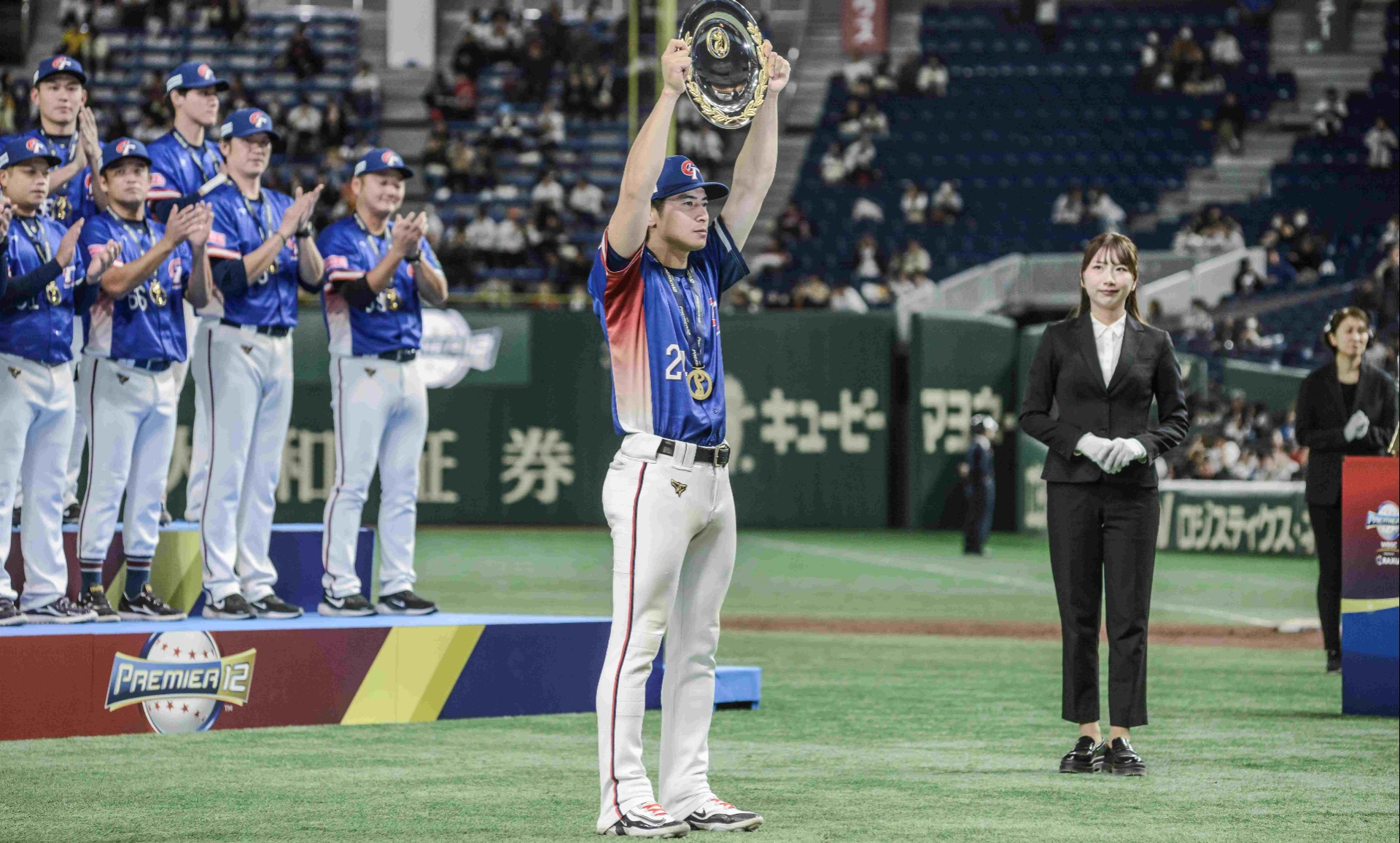 中華台北隊在WBSC12強複賽國際賽事一舉奪冠，震撼世界，圖為台灣隊長陳傑憲代表球隊舉起總冠軍盃。圖／取自WBSC官網