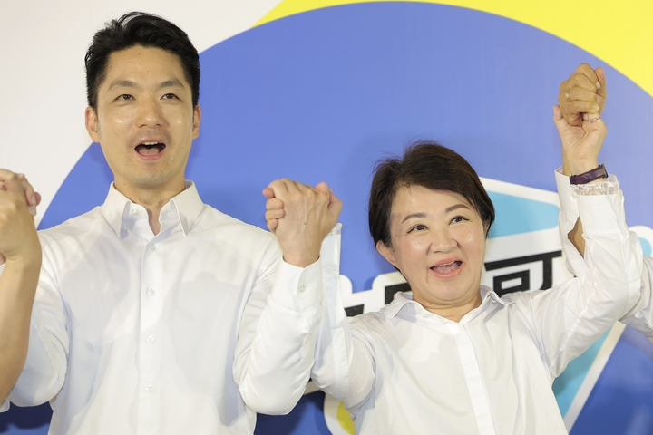 力拚連任的國民黨台北市長蔣萬安（左）19日正式召開記者會，宣布邀請台中市長盧秀燕（右）出任其競選總部主任委員。圖/中央社
